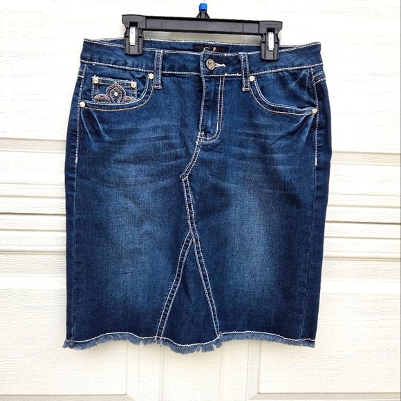 Earl Stylish Denim Skirt with Embroidery - Picture 6 of 7